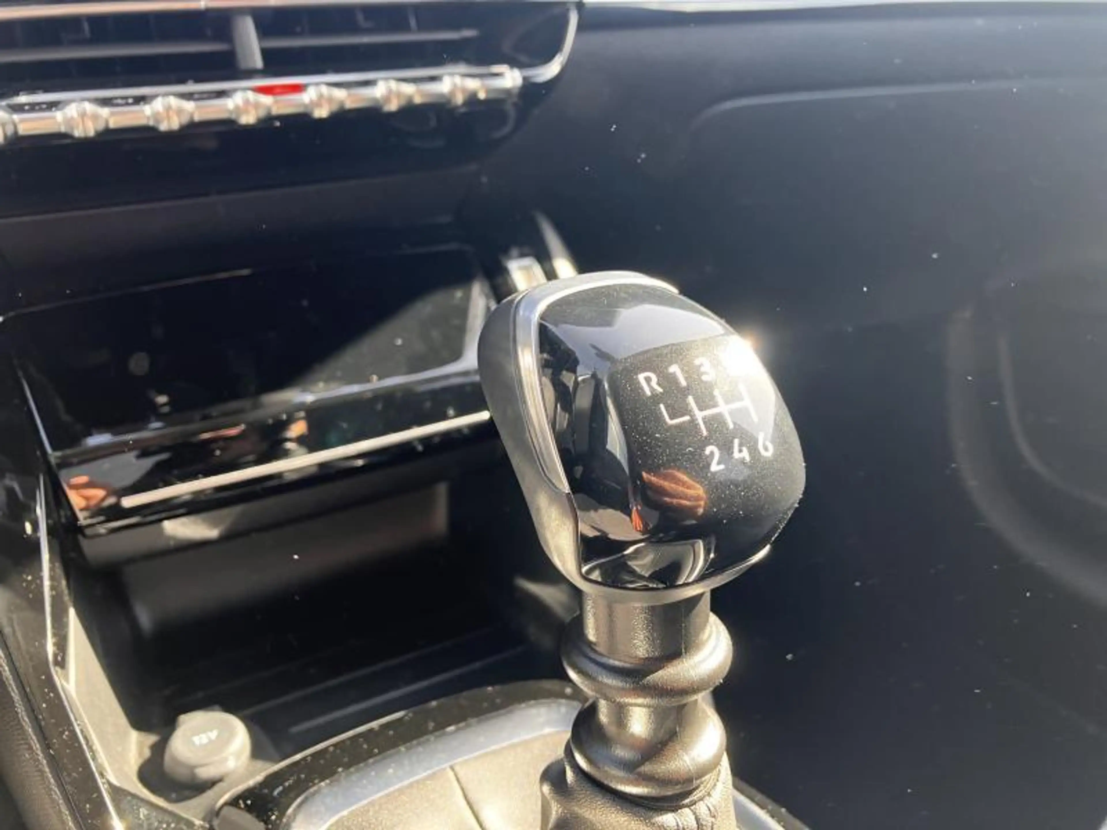 Peugeot 208 II & e- Allure — photo 14