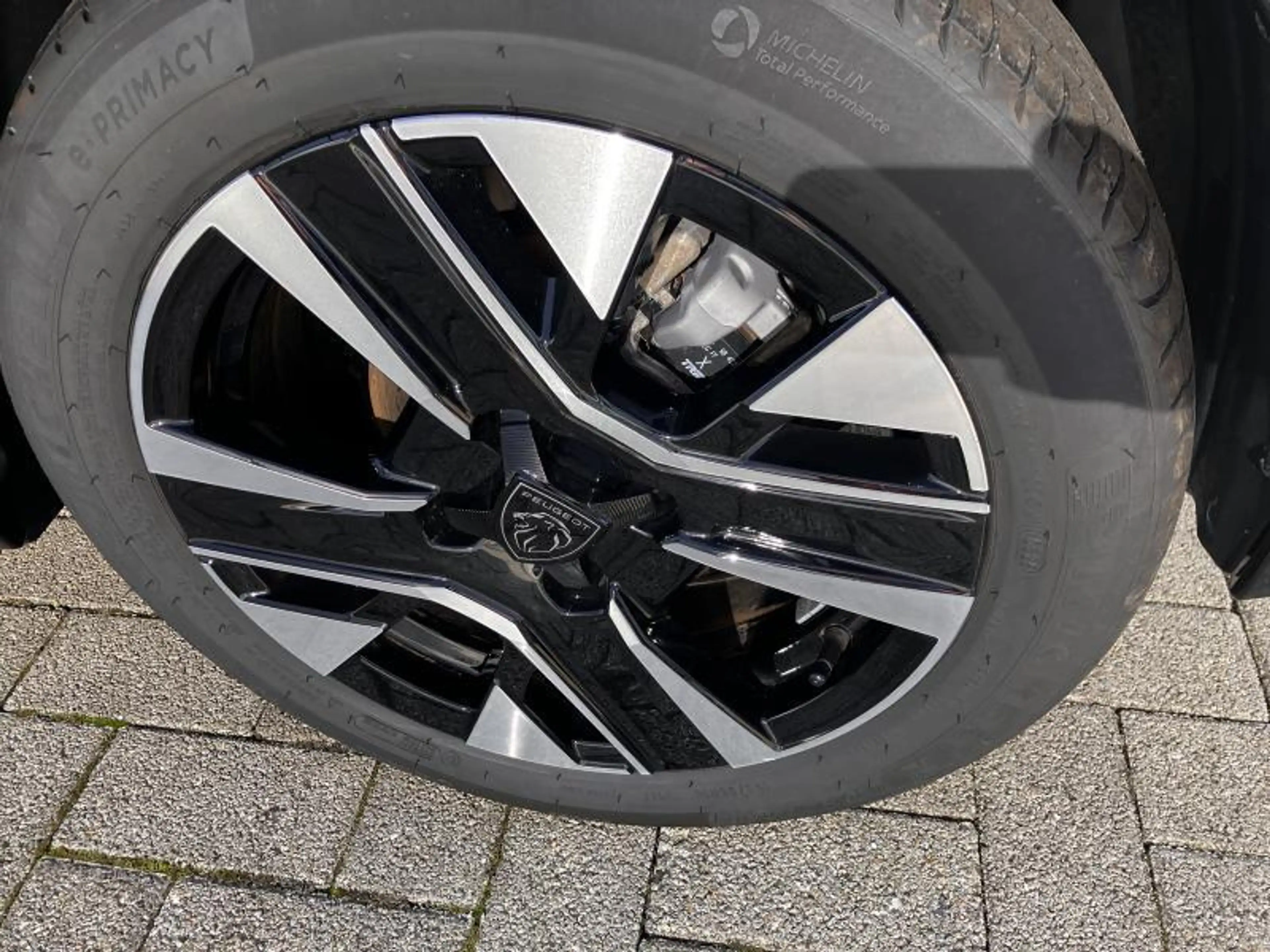 Peugeot 208 II & e- Allure — photo 7