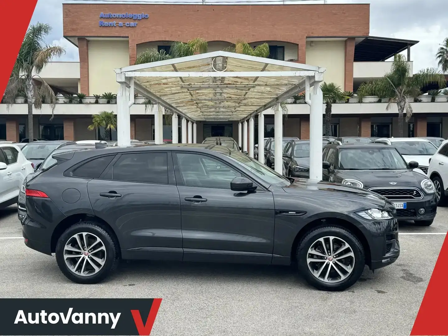 Jaguar F-Pace 2.0d i4 R-Sport BlackDesign Edition awd 180cv auto Grigio - 1