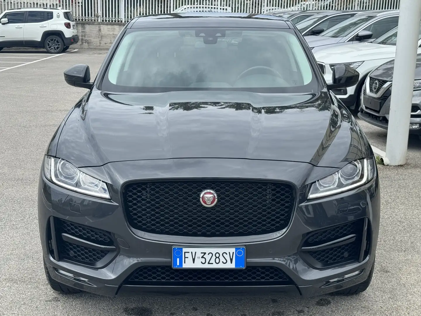Jaguar F-Pace 2.0d i4 R-Sport BlackDesign Edition awd 180cv auto Grigio - 2