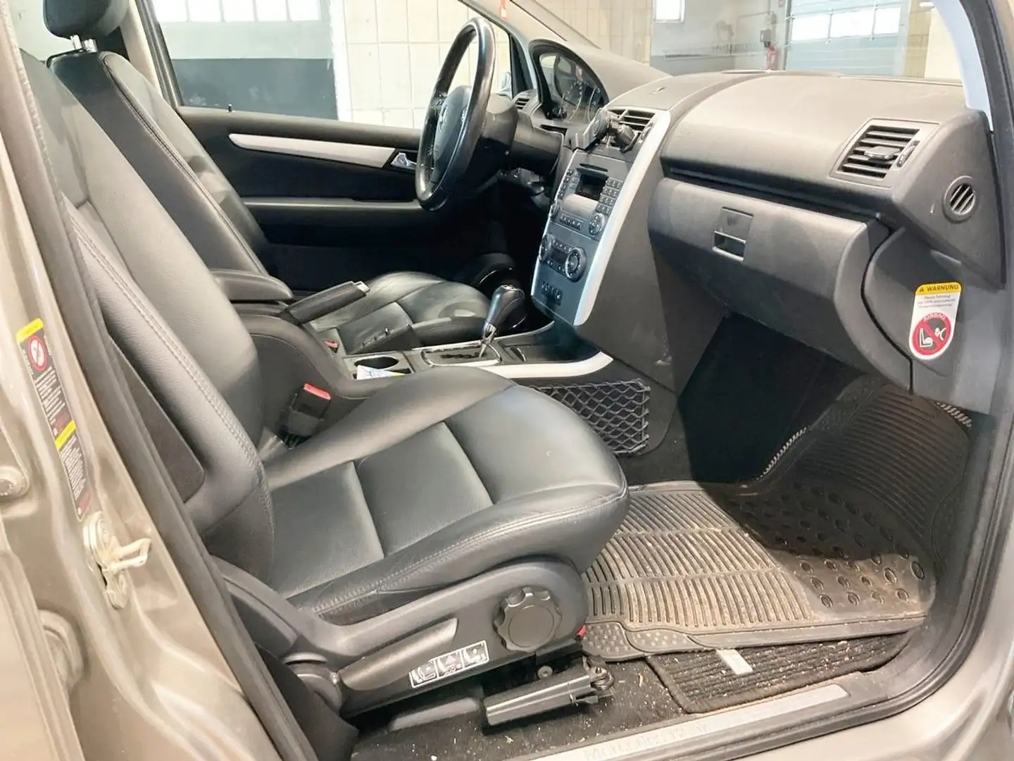 Mercedes-Benz A 200 Automatik AVANTGARDE Leder Sitzheiz Einpar Grau - 2