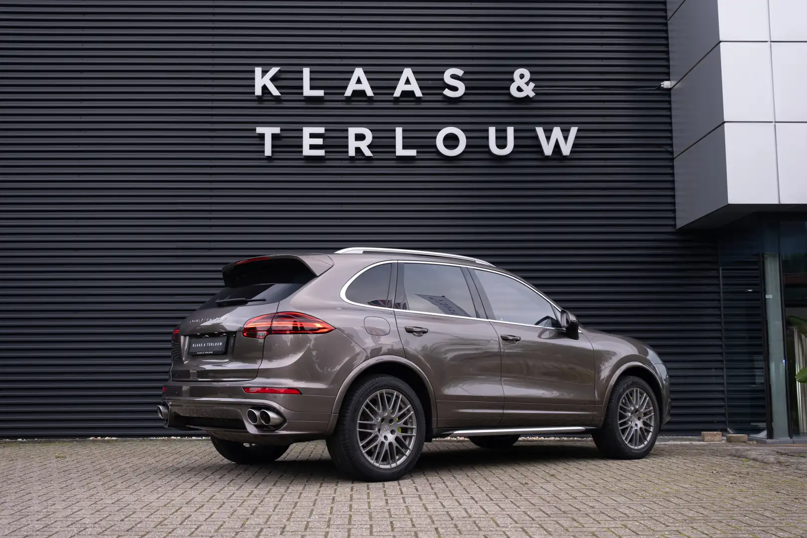 Porsche Cayenne 3.0 S E-Hybrid / Panoramadak / Elektrisch uitklapb Bruin - 2