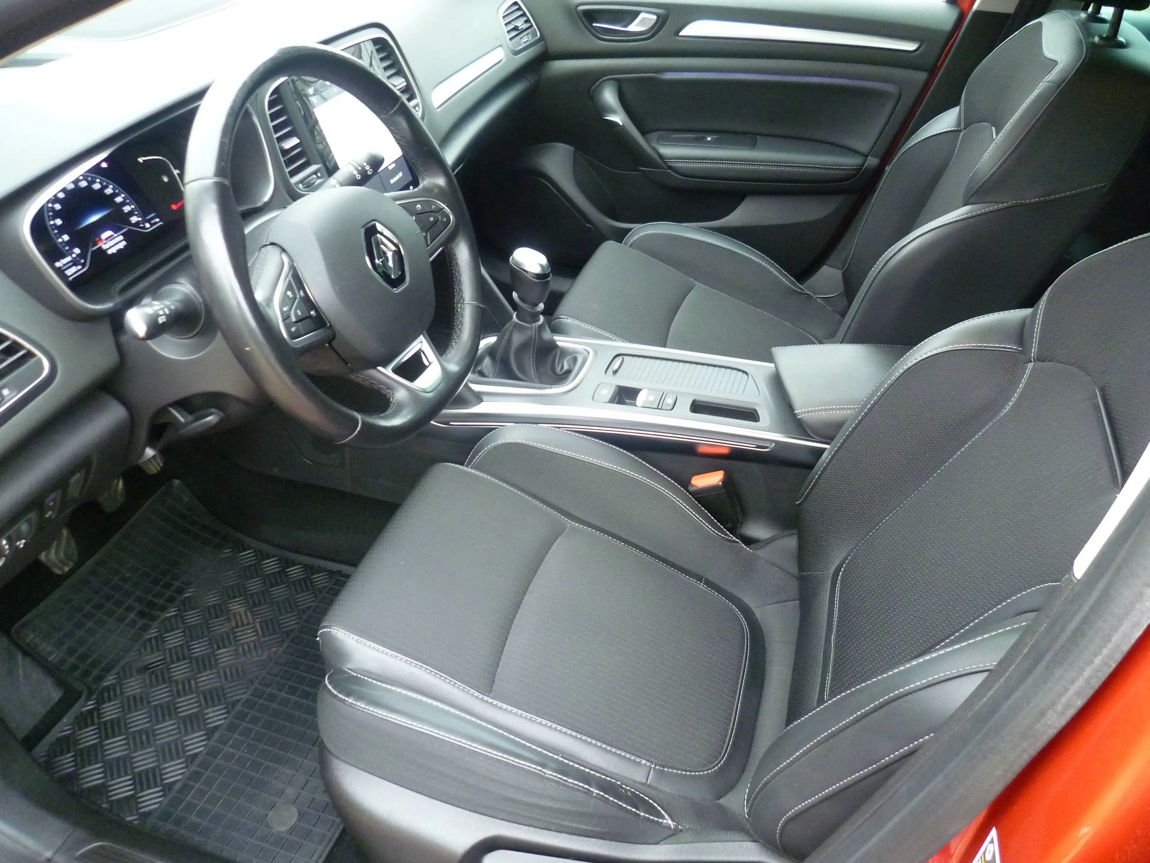 Renault Megane Grandtour TCe 140 GPF INTENS — photo 9