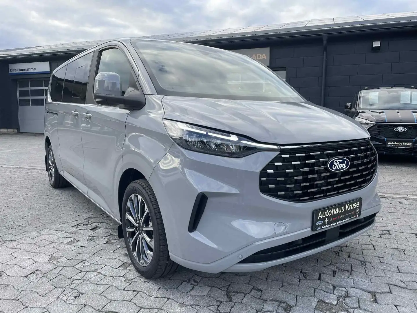 Ford Tourneo Custom 2.0 EcoBlue 125kW L2 Tita. X Auto Grijs - 1
