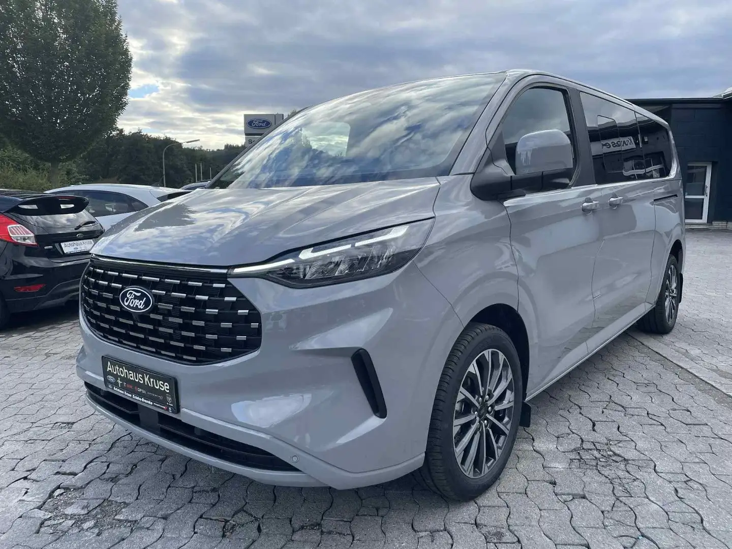 Ford Tourneo Custom 2.0 EcoBlue 125kW L2 Tita. X Auto Grijs - 2
