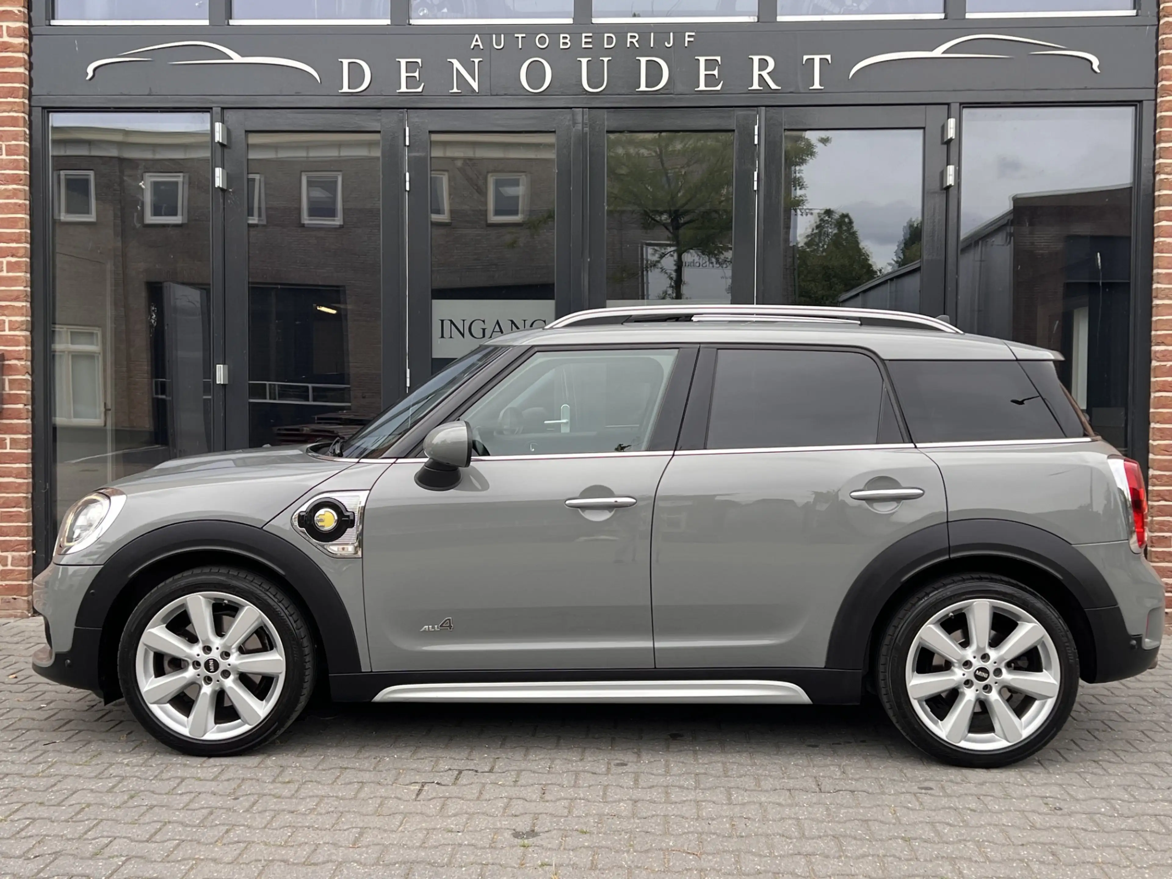 MINI Cooper SE Countryman 1.5 ALL4 Chili PANO / LED / KEYLESS — photo 4
