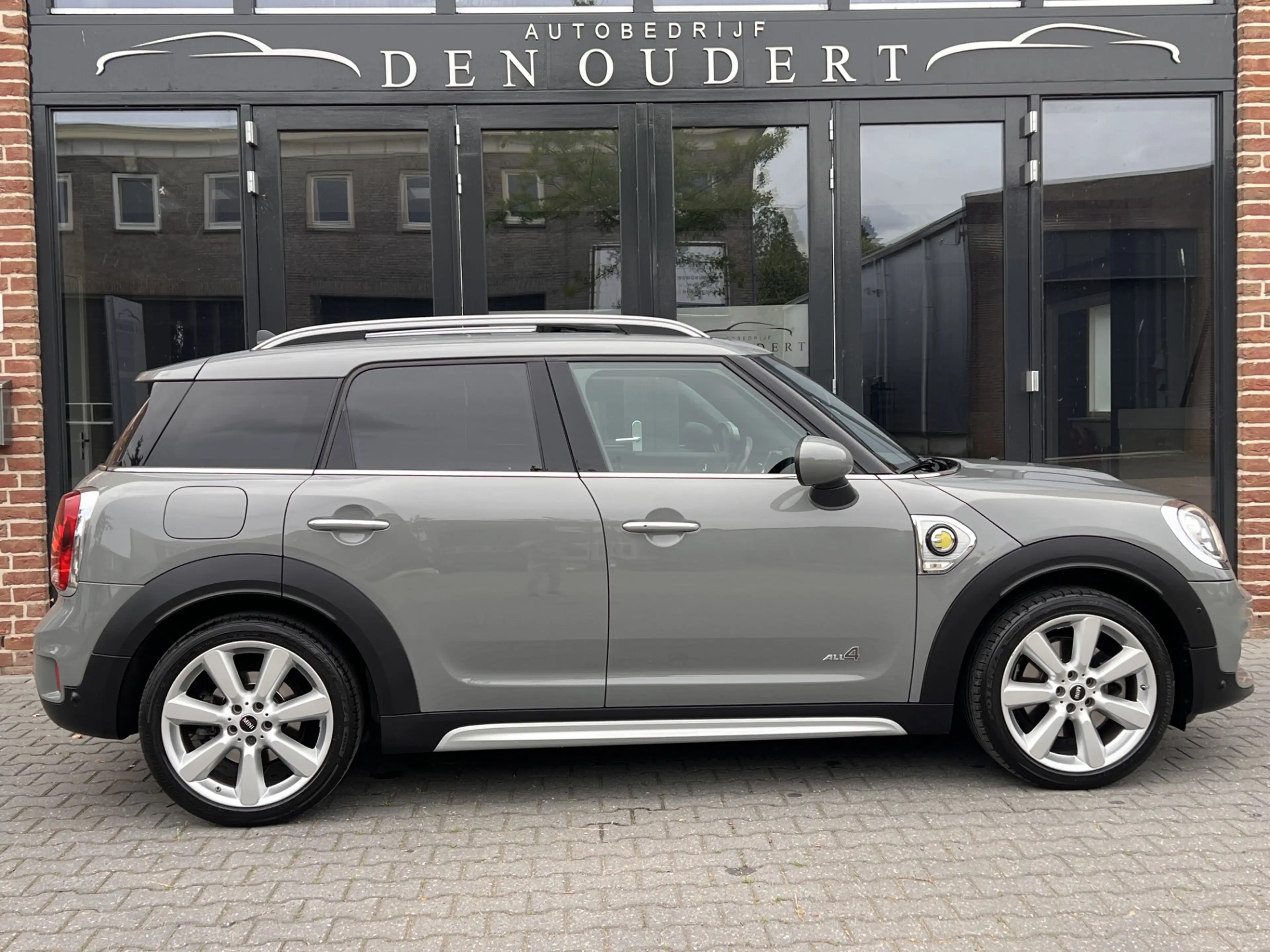 MINI Cooper SE Countryman 1.5 ALL4 Chili PANO / LED / KEYLESS — photo 3