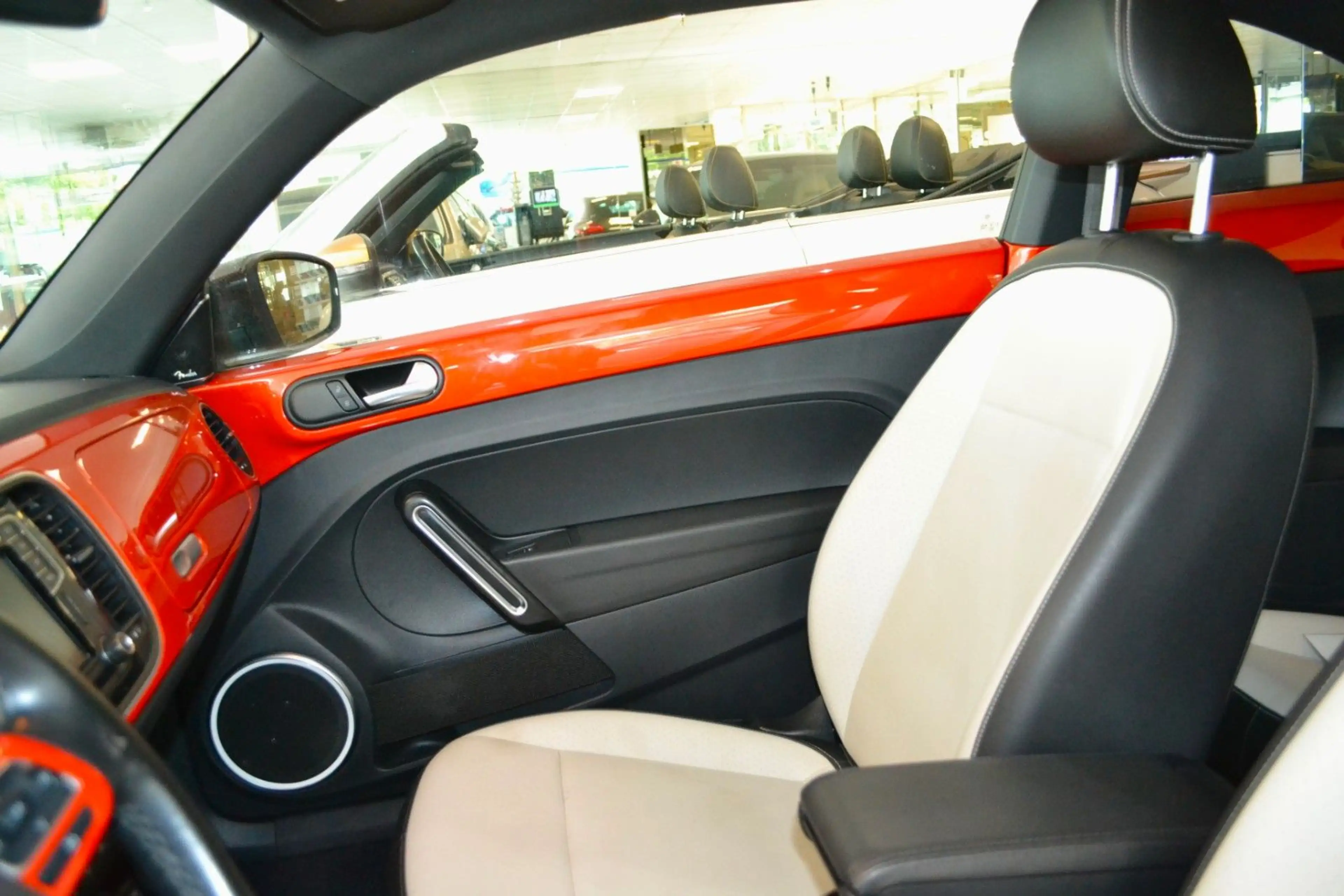 Volkswagen Beetle Cabriolet 2,0 TSI — photo 15