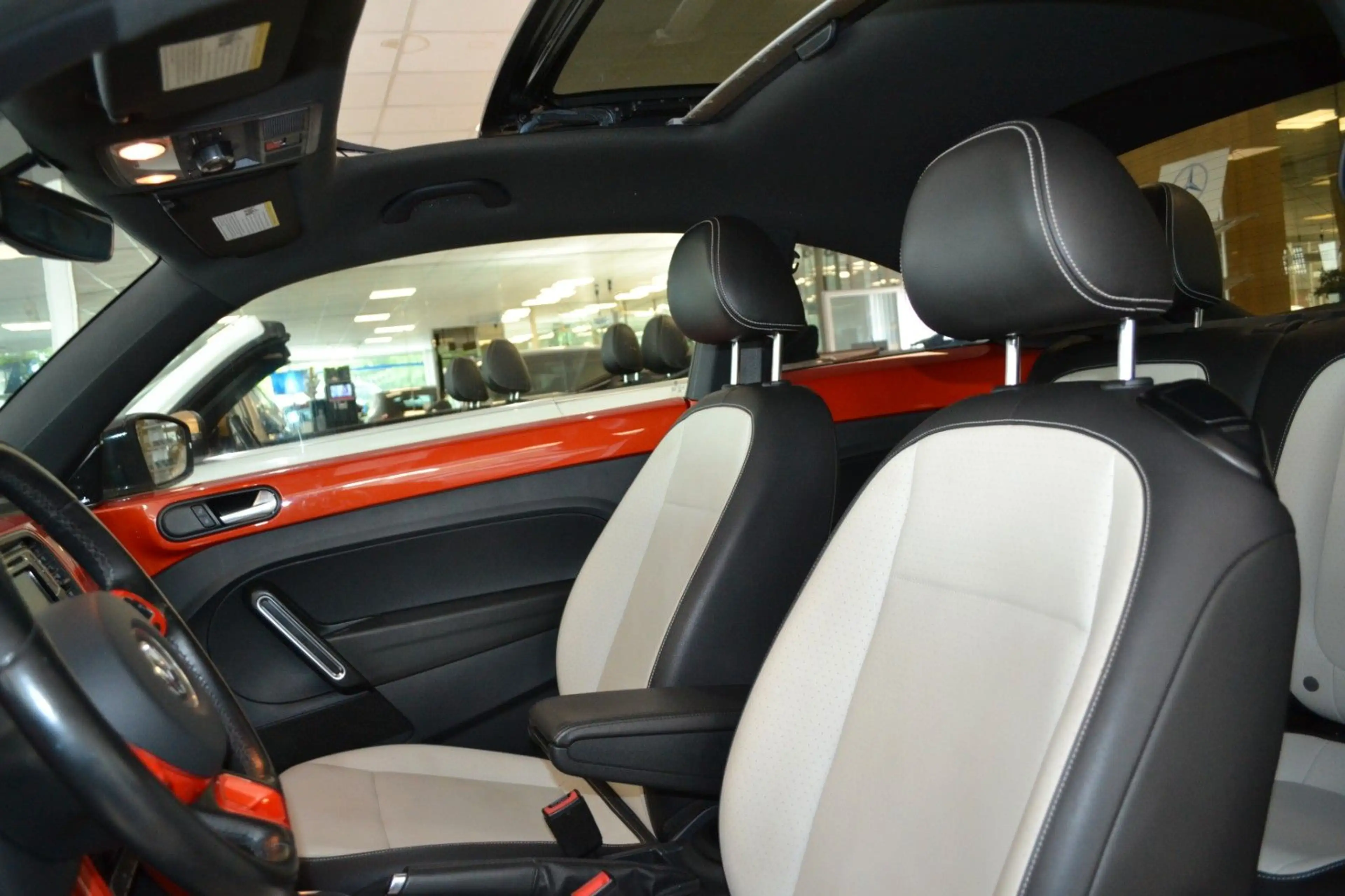 Volkswagen Beetle Cabriolet 2,0 TSI — photo 8