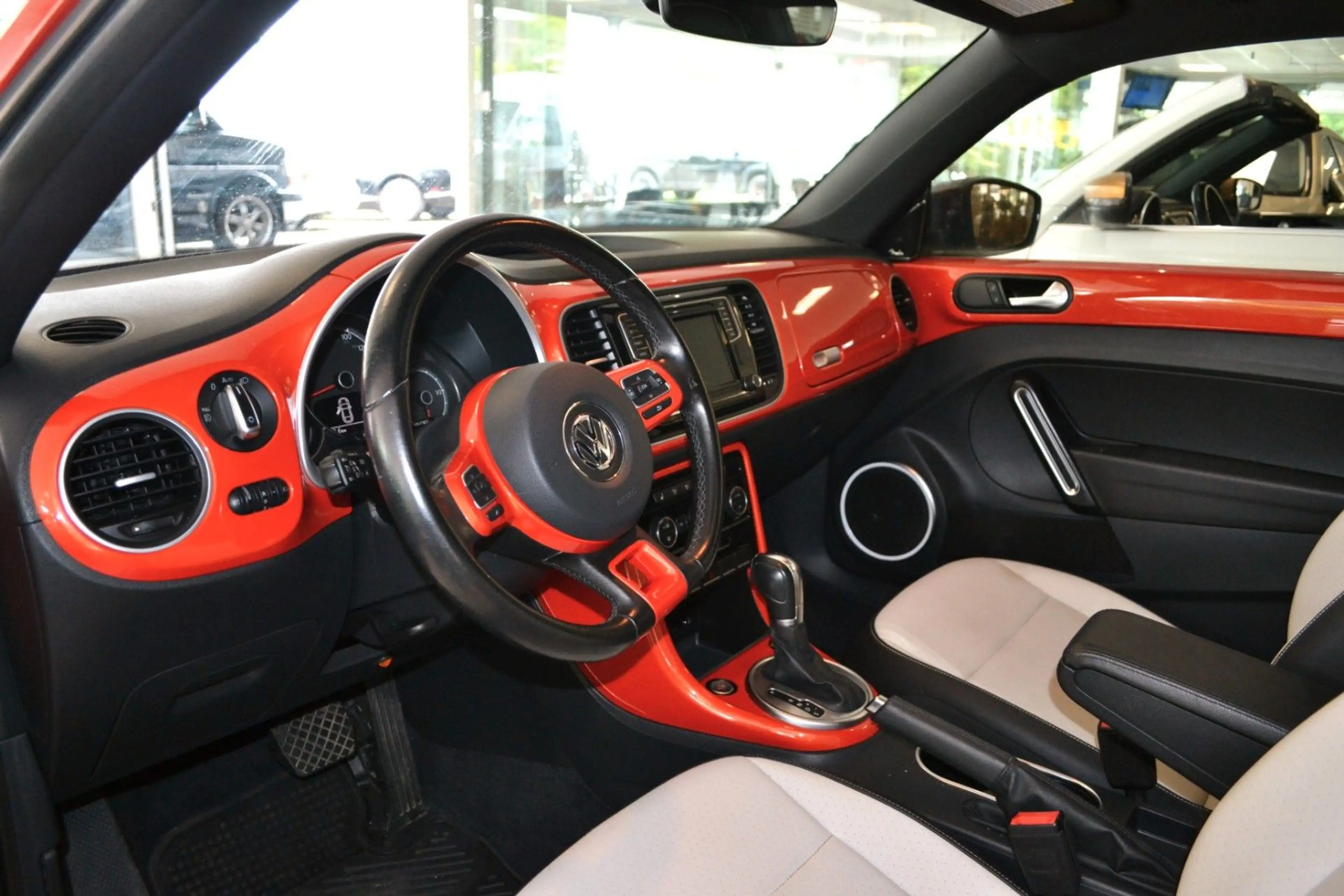 Volkswagen Beetle Cabriolet 2,0 TSI — photo 2
