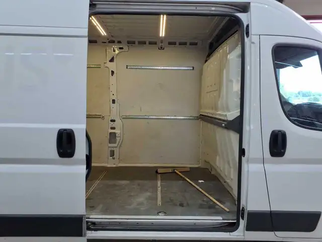 Opel Movano view 8