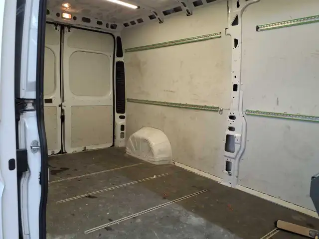 Opel Movano view 9