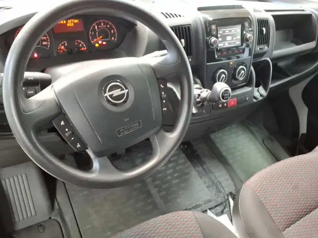 Opel Movano view 12