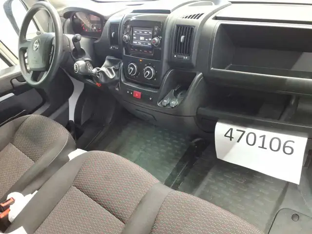 Opel Movano view 13
