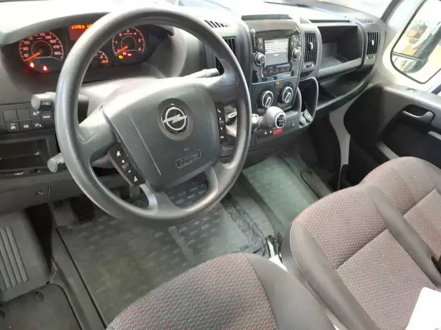 Opel Movano view 11