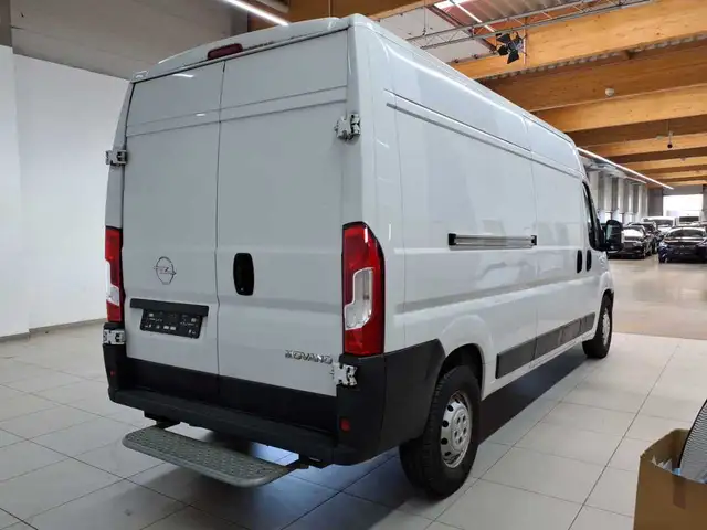 Opel Movano view 4