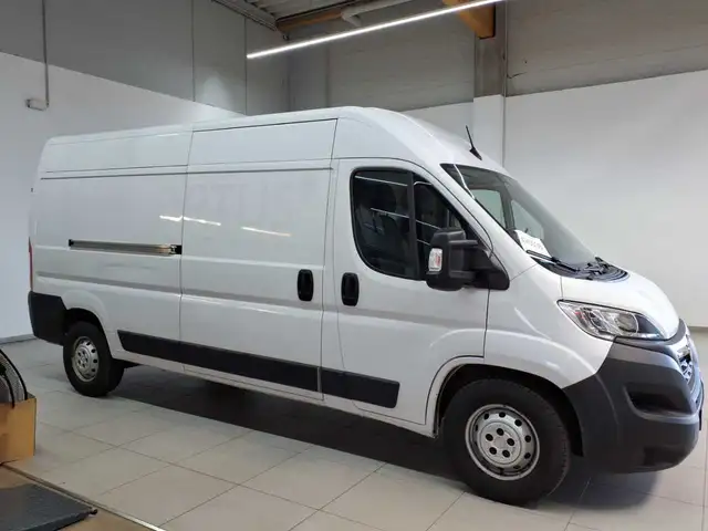 Opel Movano view 3