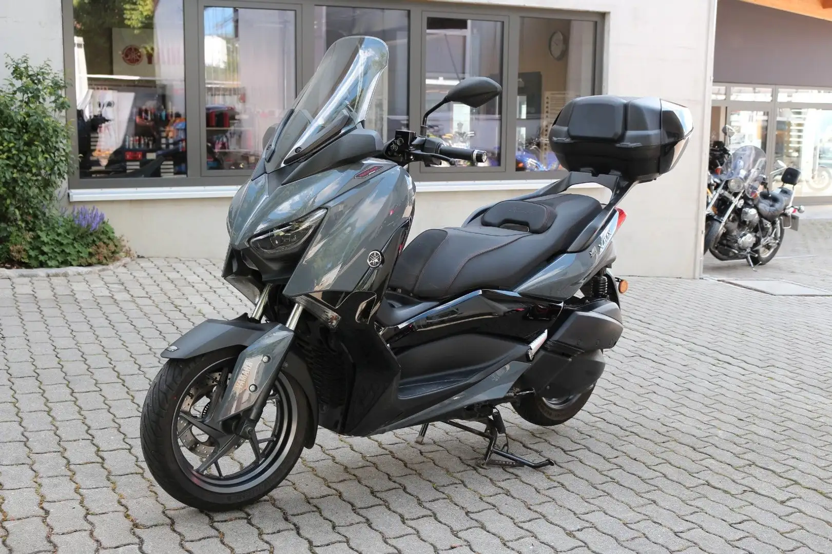 Yamaha X-Max 300 Tech Max mit Top-Case Grau - 1