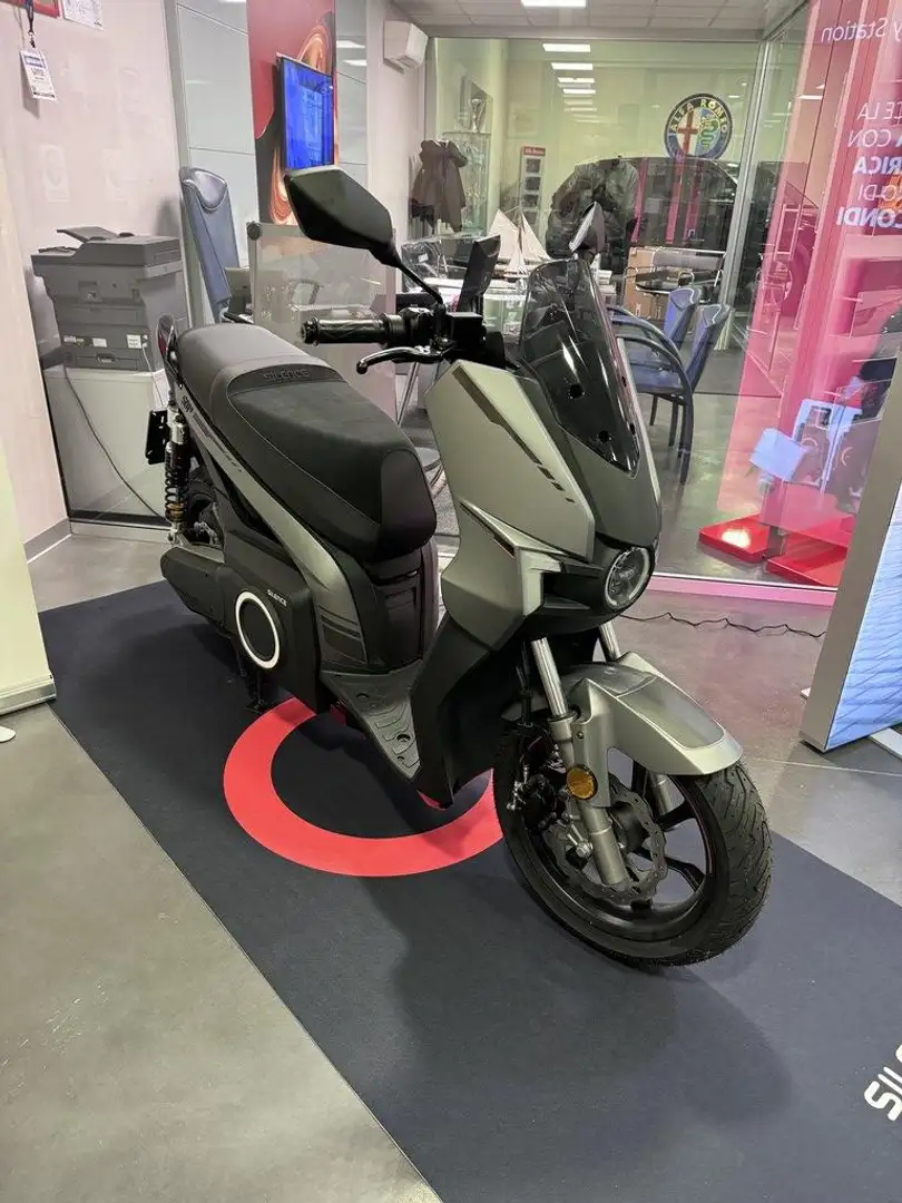 Silence S01 Plus e-scooter 5.6kWh L3e Gri - 1