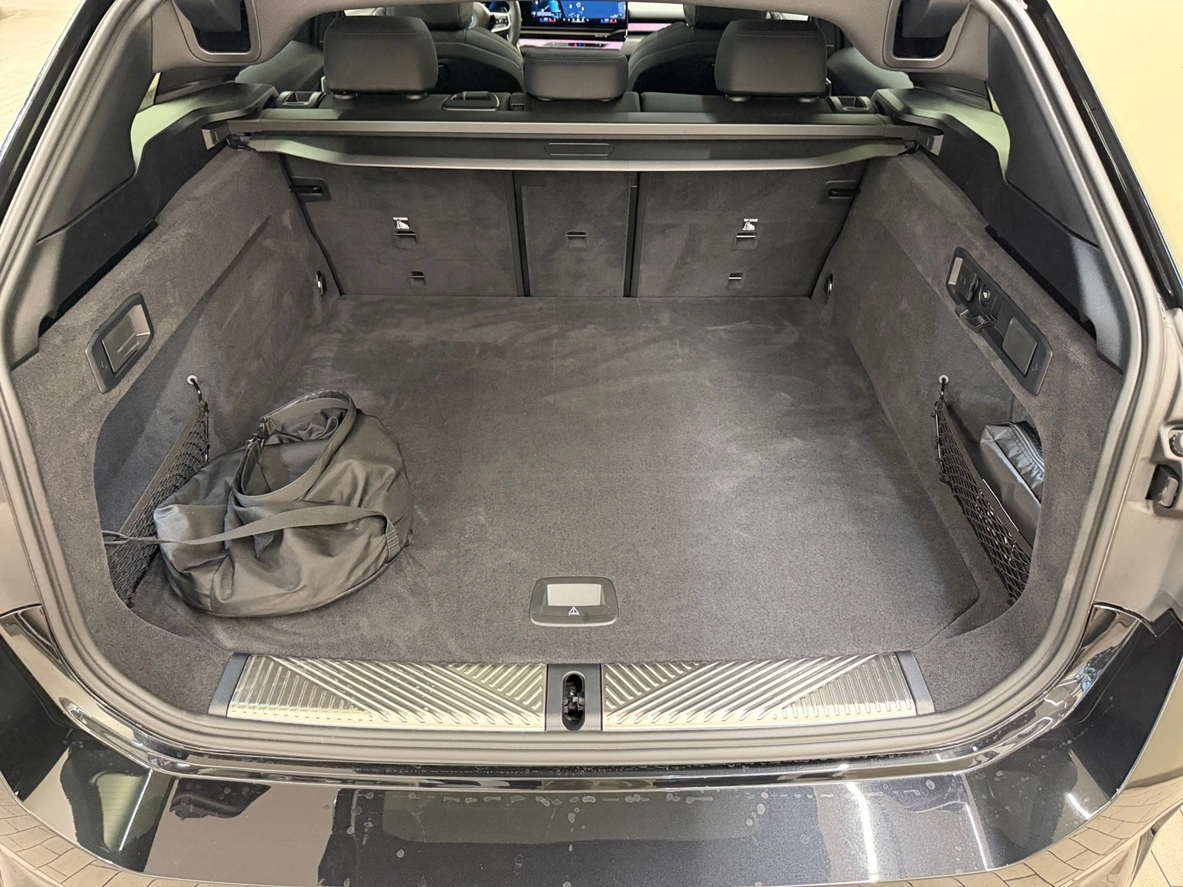 BMW 550 e xDrive — photo 11