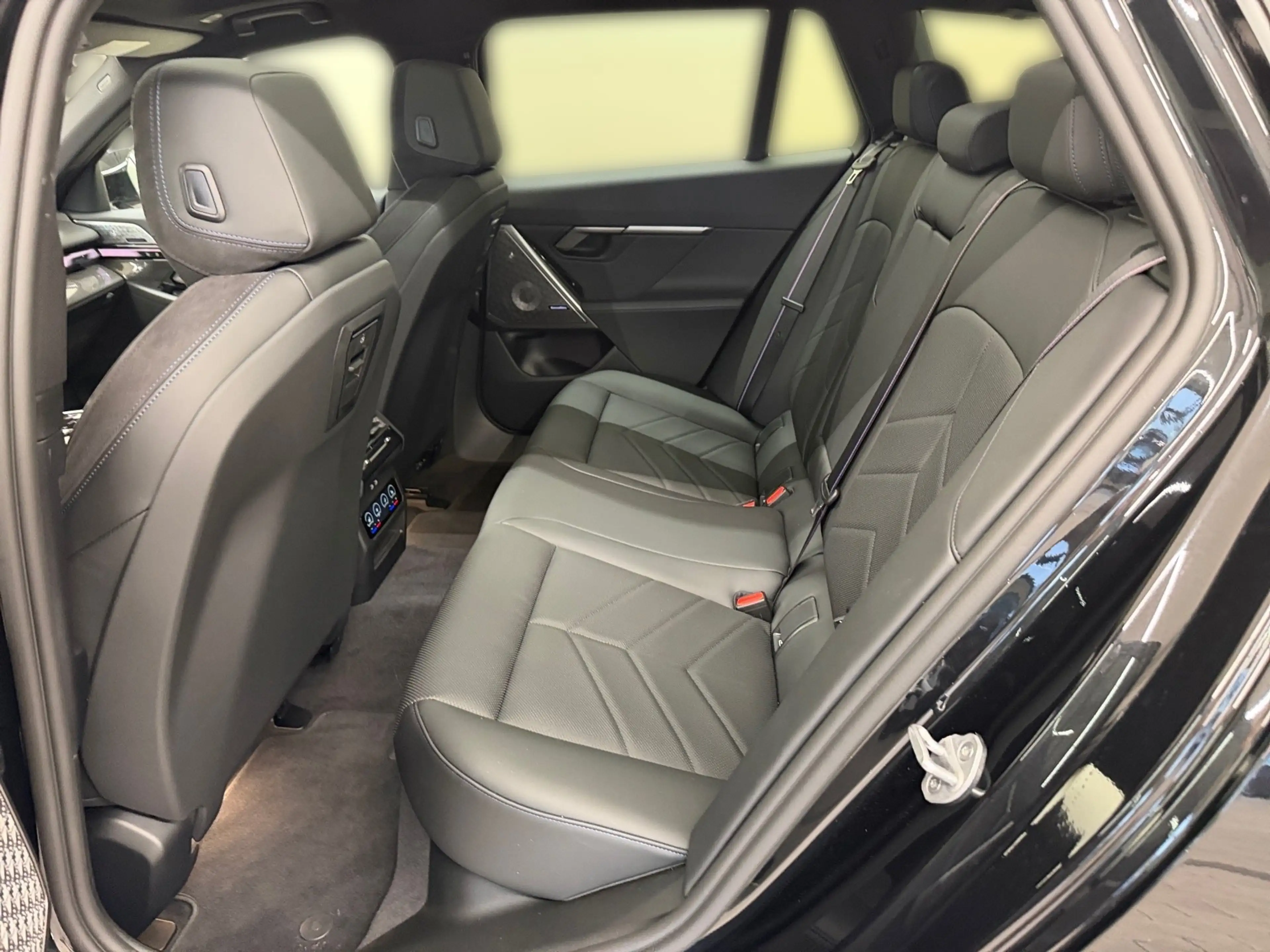 BMW 550 e xDrive — photo 7