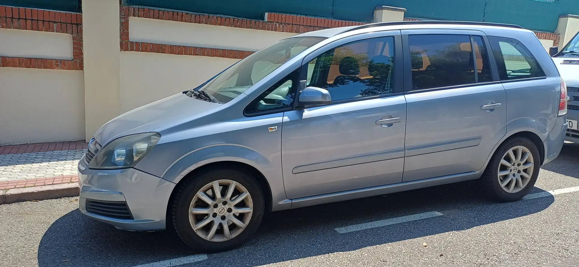 Opel Zafira Zafira 1.9CDTi Essentia Essentia Gris - 2