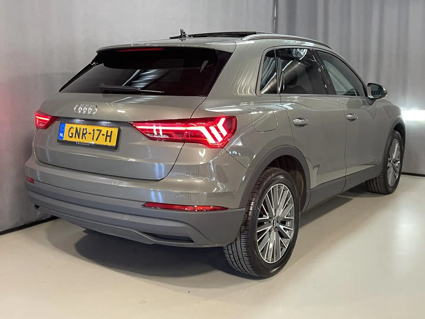 Audi Q3 45 TFSI e S edition 19"/Panoramadak/Dodehoek/Stoel Gris - 2