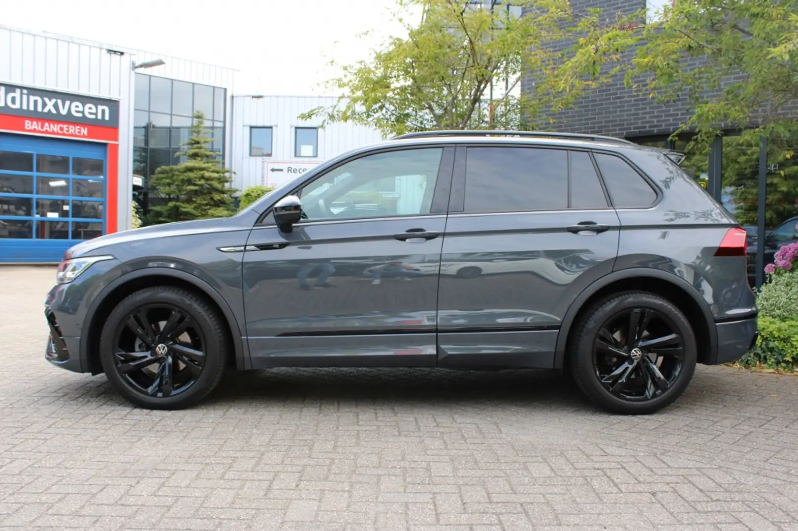Volkswagen Tiguan 1.5 TSI R-Line DSG Black Style Pano/Virtual/Navi/1 Grijs - 2