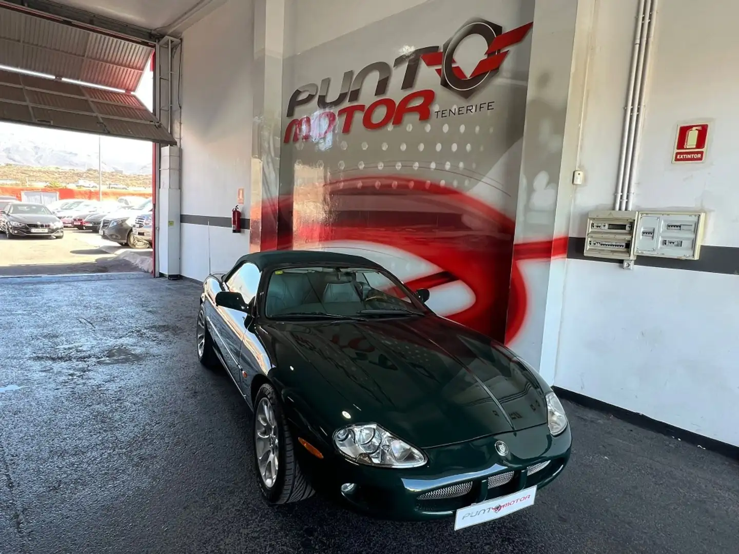 Jaguar XK XK8 Convertible 4.0 Aut. Groen - 2