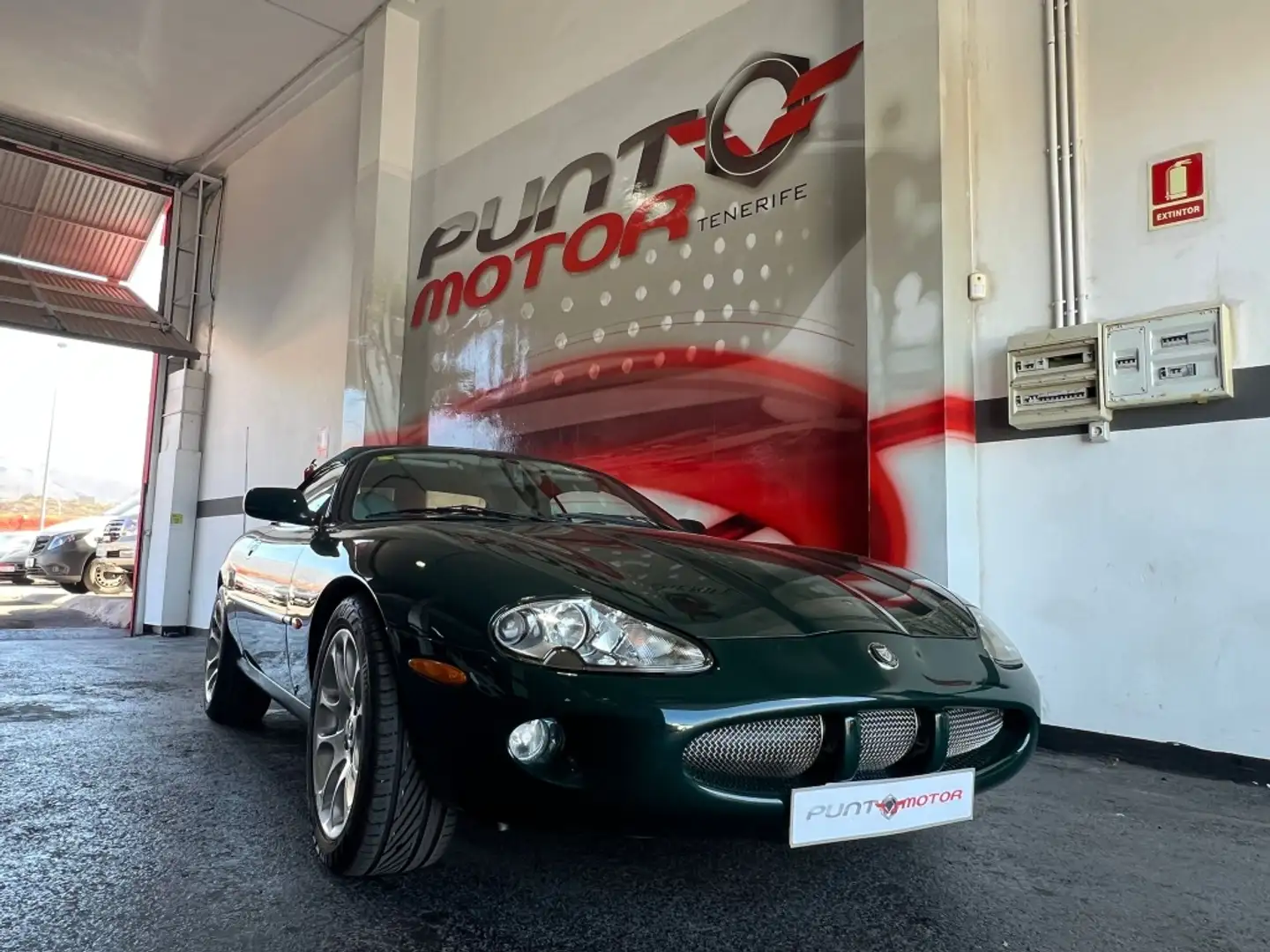 Jaguar XK XK8 Convertible 4.0 Aut. Groen - 1