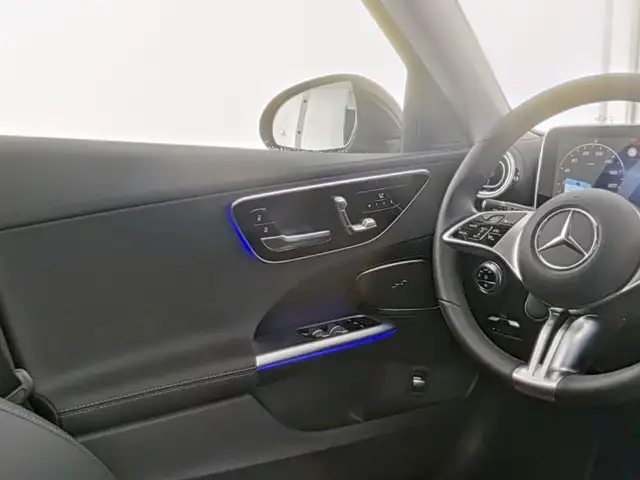 Mercedes-Benz C-Class view 9