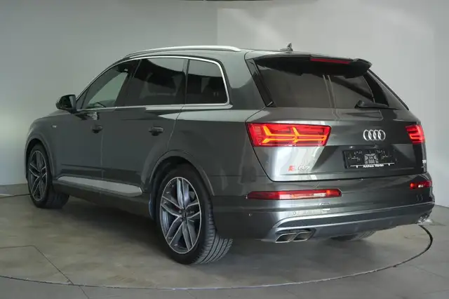 Audi SQ7 view 4