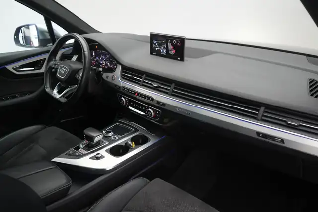 Audi SQ7 view 11