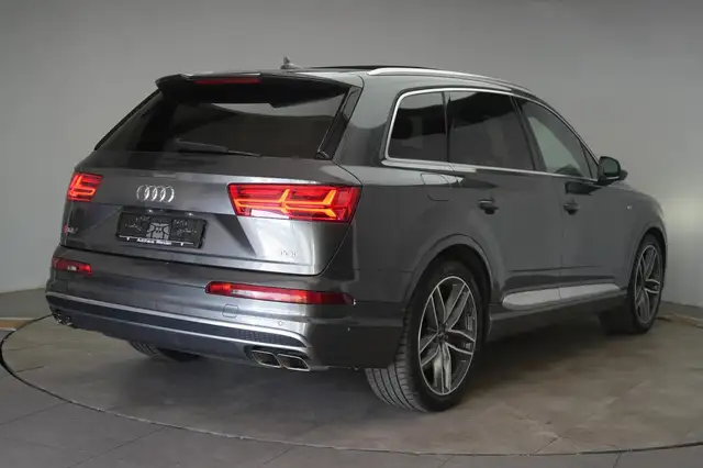 Audi SQ7 view 5