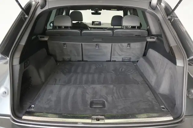 Audi SQ7 view 7