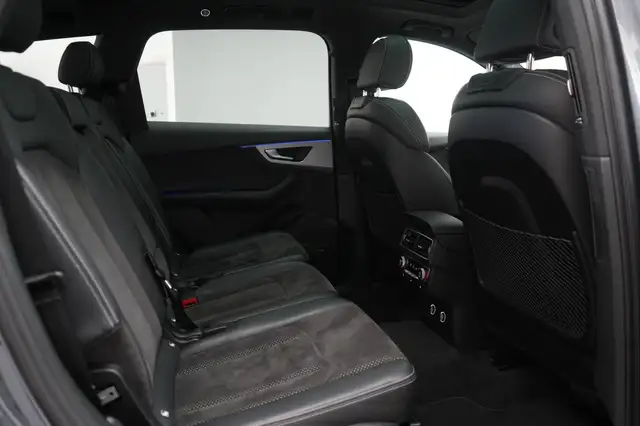 Audi SQ7 view 12