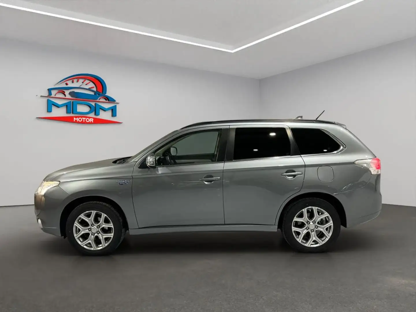 Mitsubishi Outlander 2.0 PHEV Motion Auto 4WD Grijs - 2