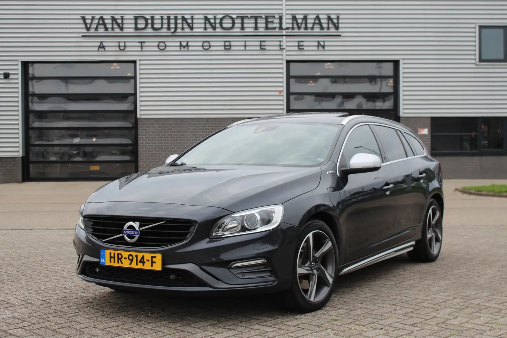 Volvo V60 2.4 D6 Twin Engine R-Design / Schuifdak / Leer / N Grey - 1