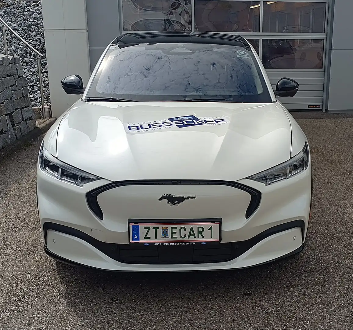 Ford Mustang Mach-E Elektro 99kWh Extended Range AWD Premium Weiß - 2