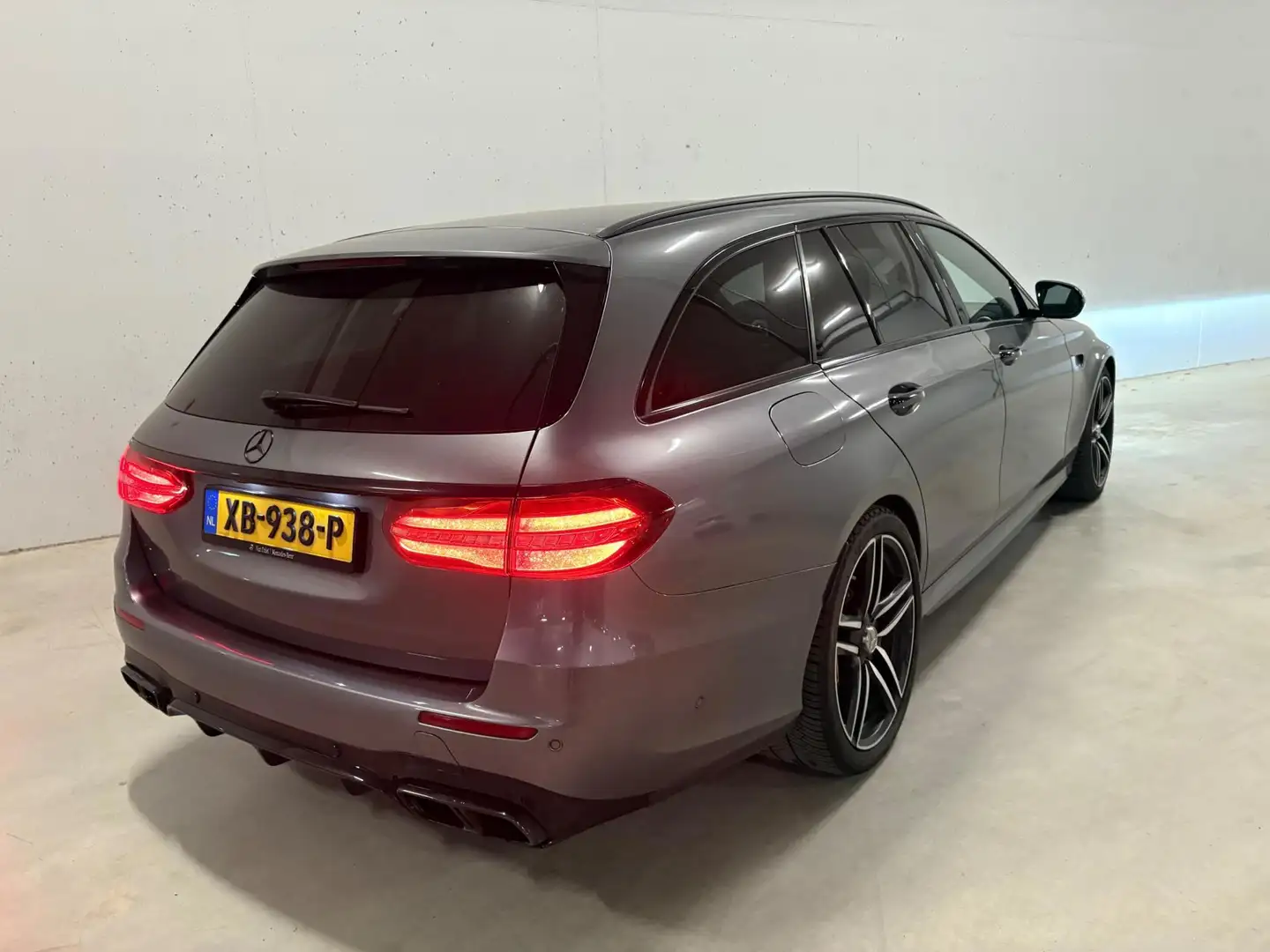 Mercedes-Benz E 63 AMG S 4MATIC Ceramic 360 612pk Grijs - 2