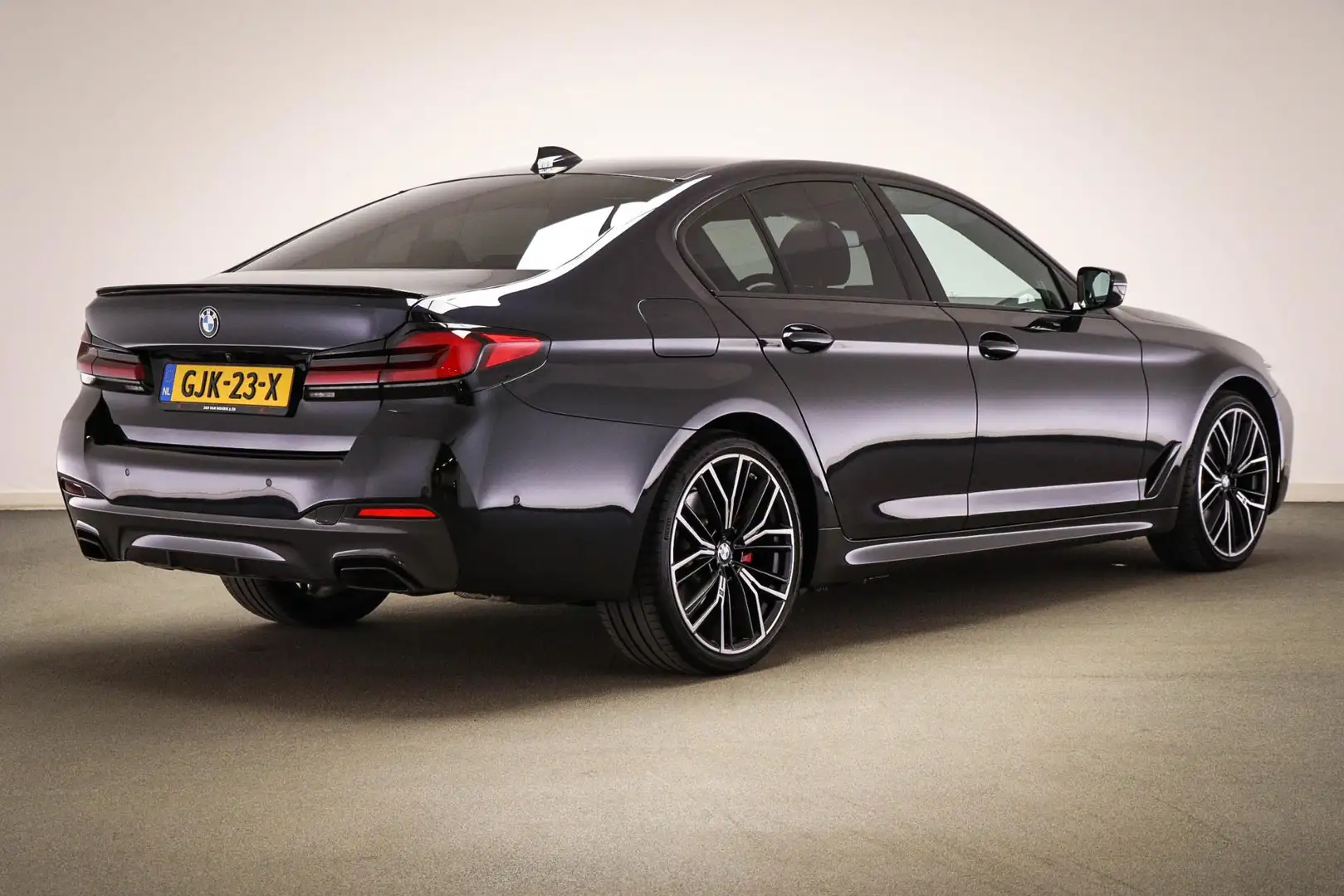 BMW 545 5-serie 545e xDrive M-Sport High Executive | HEAD Zwart - 2