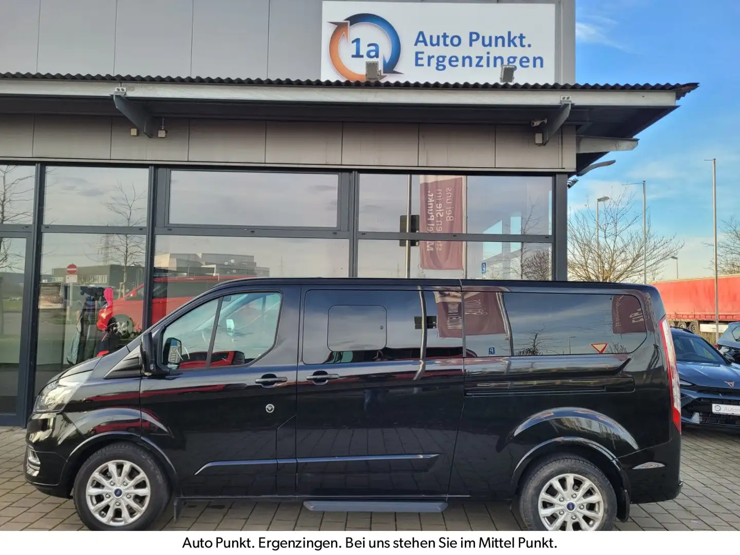 Ford Tourneo Custom L2 Titanium m. 8-Sitzer/AHK Schwarz - 1