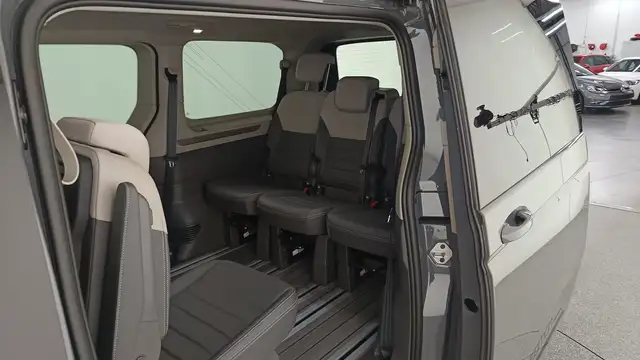 Volkswagen Multivan view 12