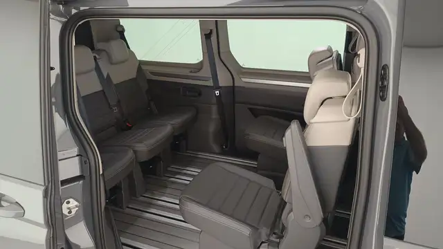 Volkswagen Multivan view 11
