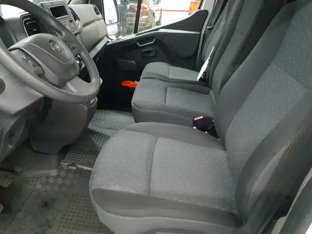 Opel Movano view 7