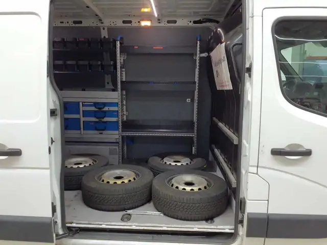 Opel Movano view 13