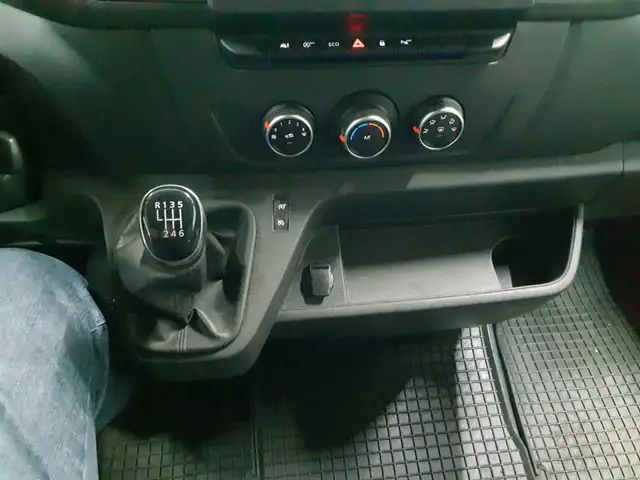 Opel Movano view 10