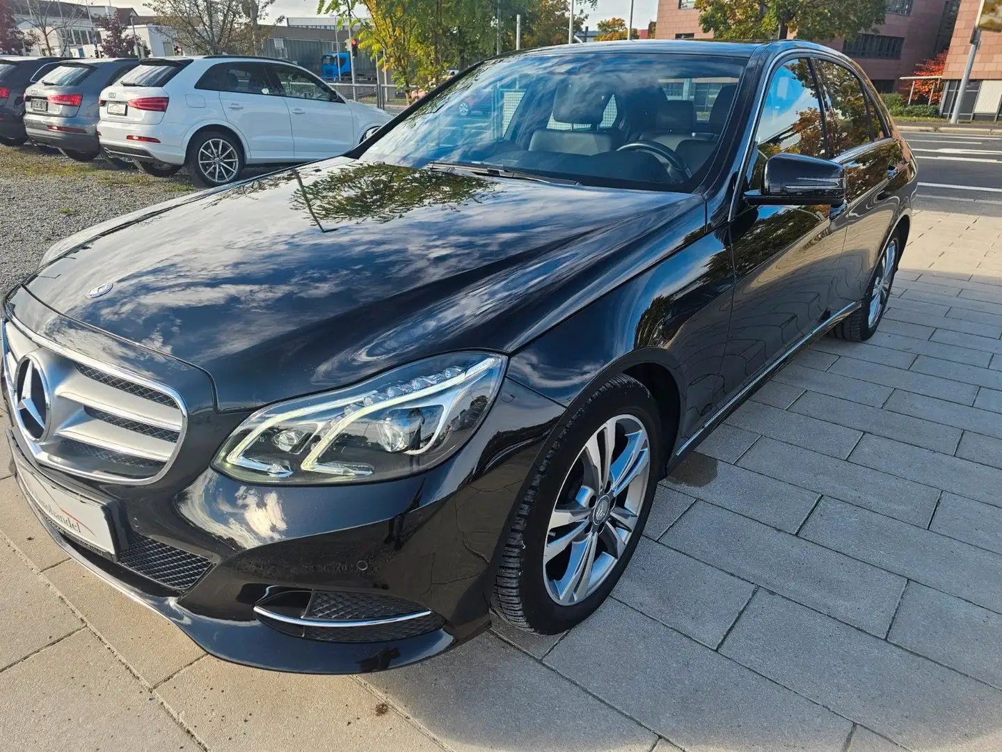Mercedes-Benz E 200 Lim. CGI BlueEfficiency Navi Automatik PDC Noir - 1
