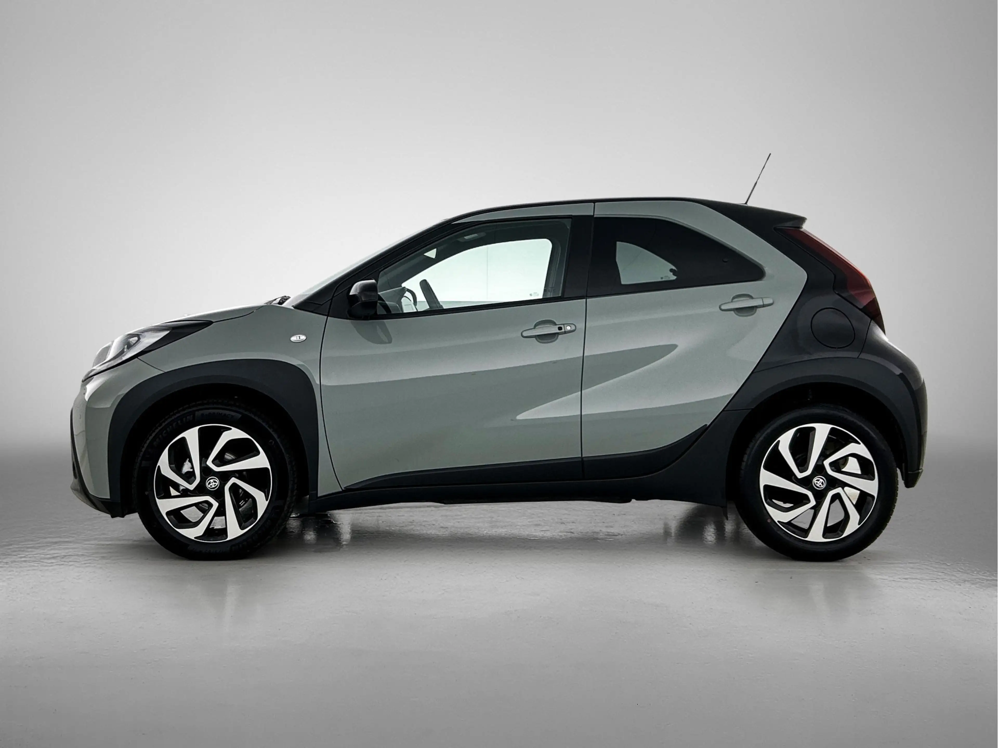 Toyota Aygo X 1.0 VVT-i S-CVT Pulse + | BTW Voertuig | Parkeerse — photo 3