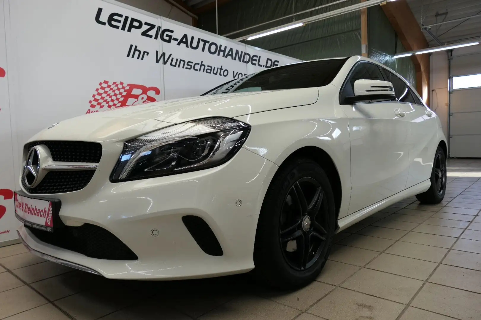 Mercedes-Benz A 180 BlueEfficiency*NAV*PDC*SHZ*TEL* Weiß - 1